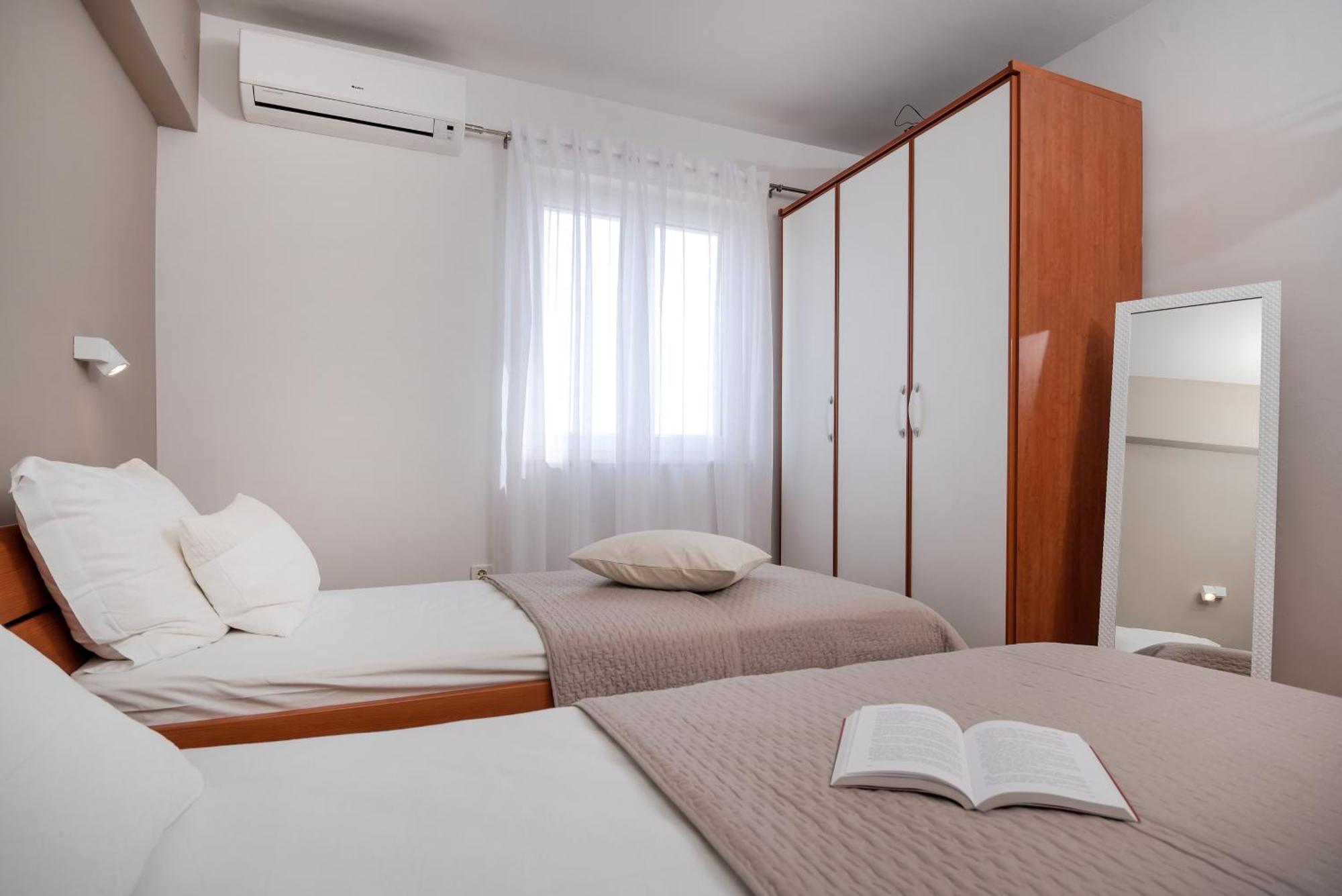 Apartments And Rooms With Parking Space Rogoznica - 10339 Oda fotoğraf