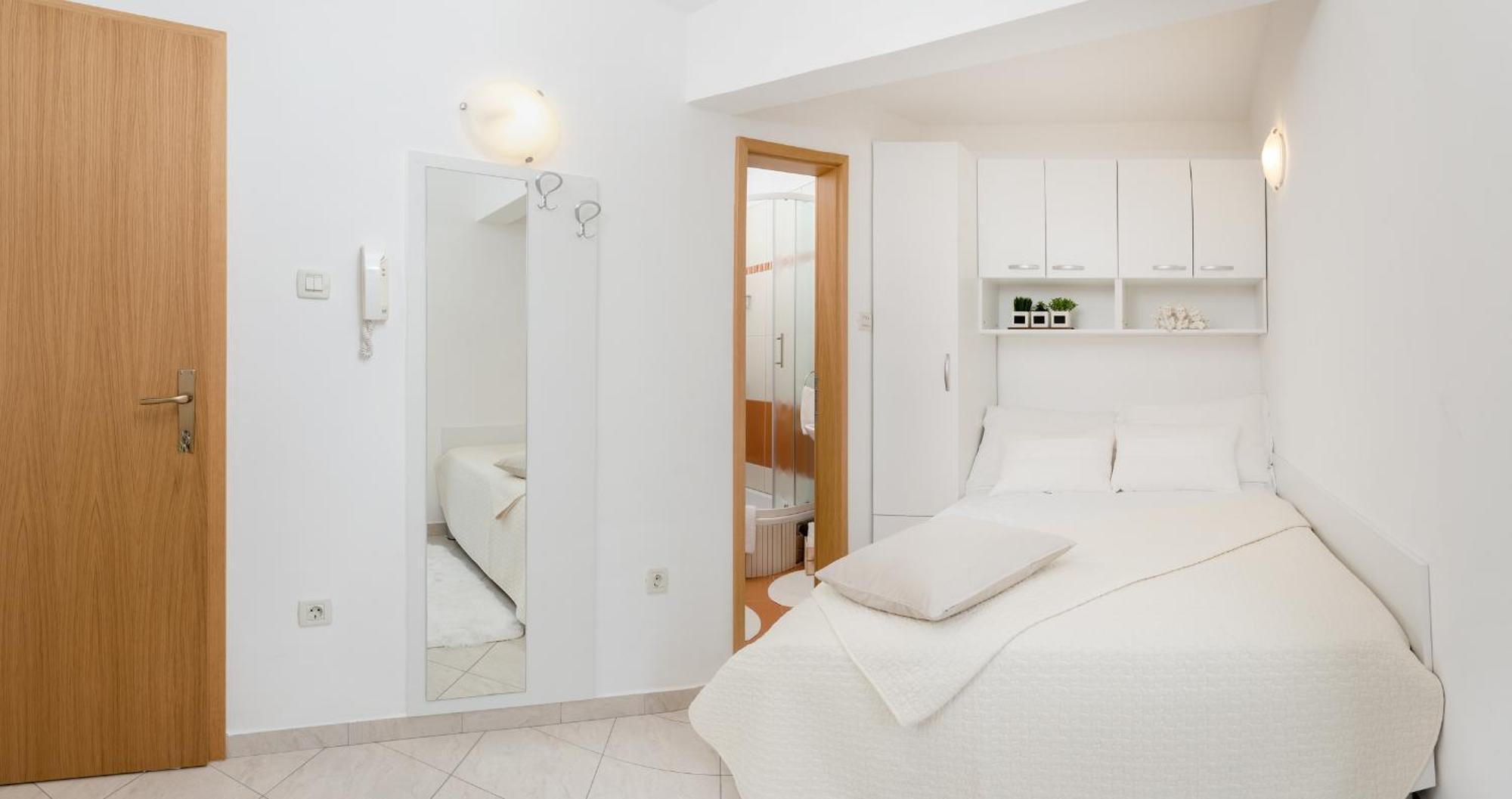 Apartments And Rooms With Parking Space Rogoznica - 10339 Oda fotoğraf